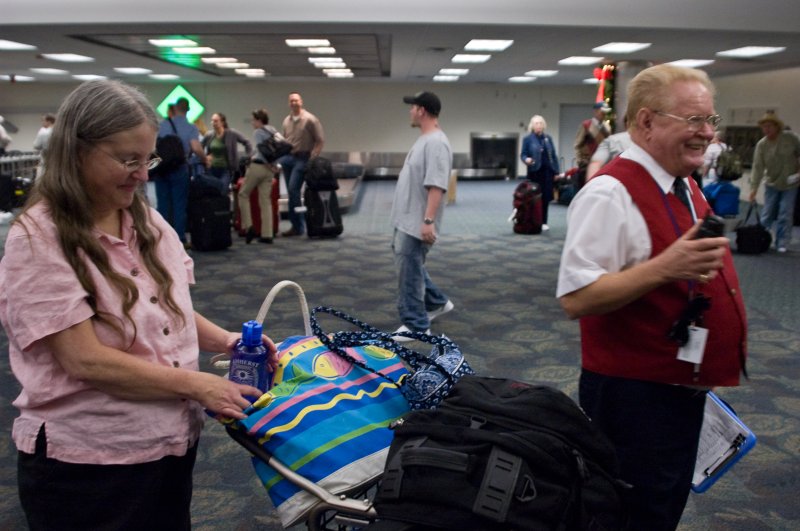 001_DSC_4829.jpg - Holland America meets the light travelers at the Ft. Lauderdale airport