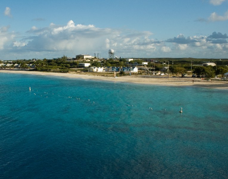 005_DSC_4864.jpg - Looking away from the cruise ship dock area (which is all we saw) and toward the town and airport