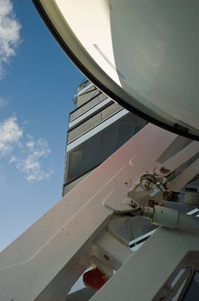 011_DSC_4870.jpg - Looking up past the life boat davits