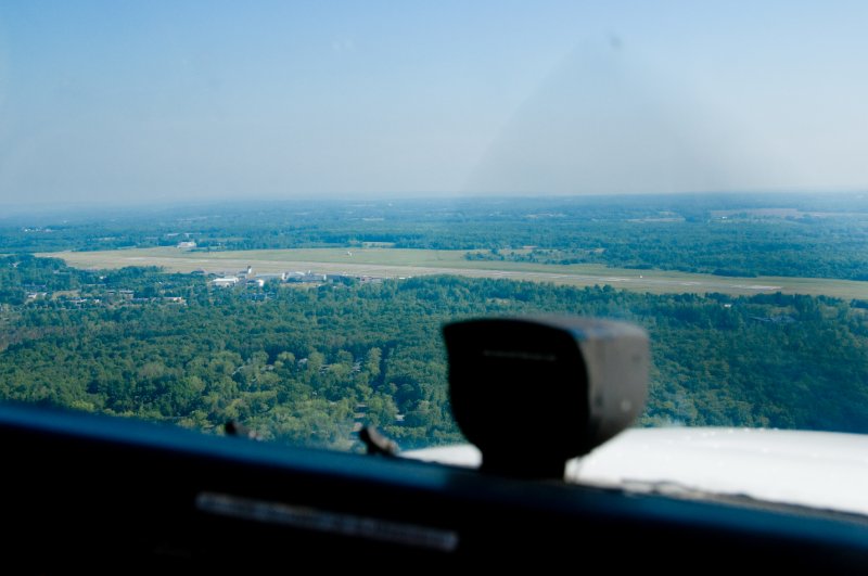 _DSC1913.jpg - Getting ready to bank back into the airport