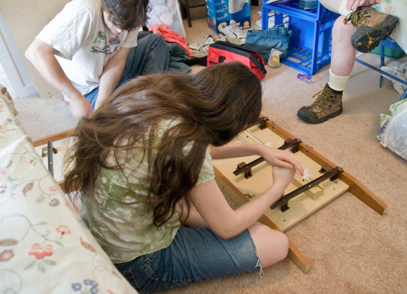 _DSC1980.jpg - Assembling chest of drawers