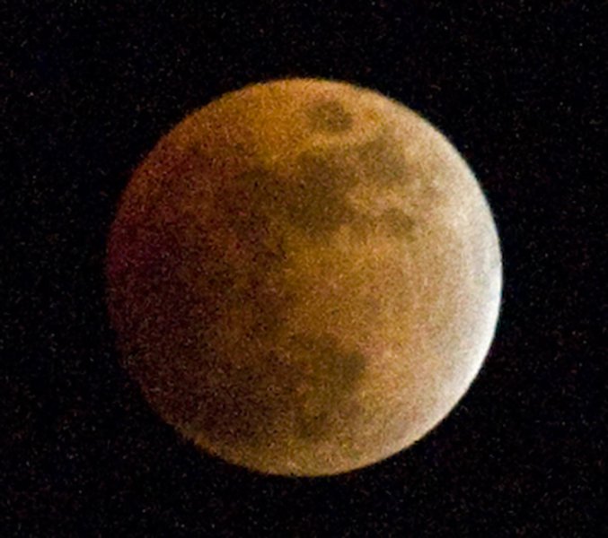 004_DSC0677.jpg - Lunar eclipse, immediately after full